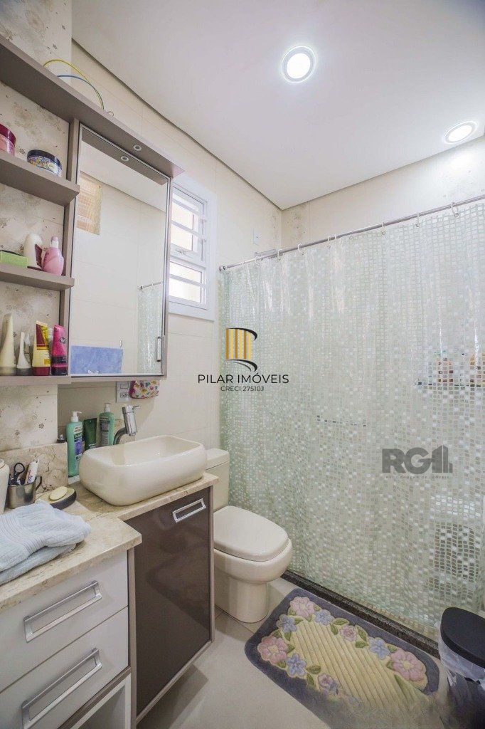 Casa de 4 dormitórios no bairro Glória