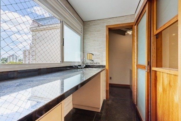 Apartamento à venda em Higienópolis com 236 m², 3 quartos, 1 suíte e 3 vagas.