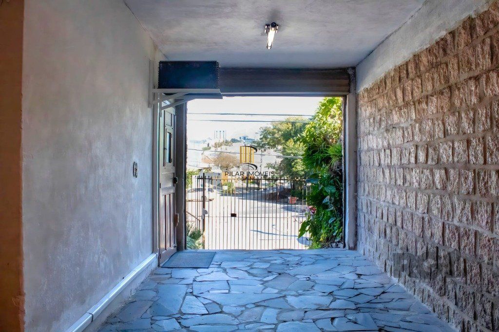 Prédio de 328m² - 4 dormitórios, 2 vagas no bairro Chácara das Pedras
