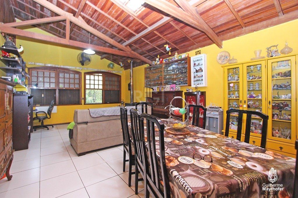 Casa para Venda - 381m², 3 dormitórios, sendo 1 suites, 4 vagas - Tristeza