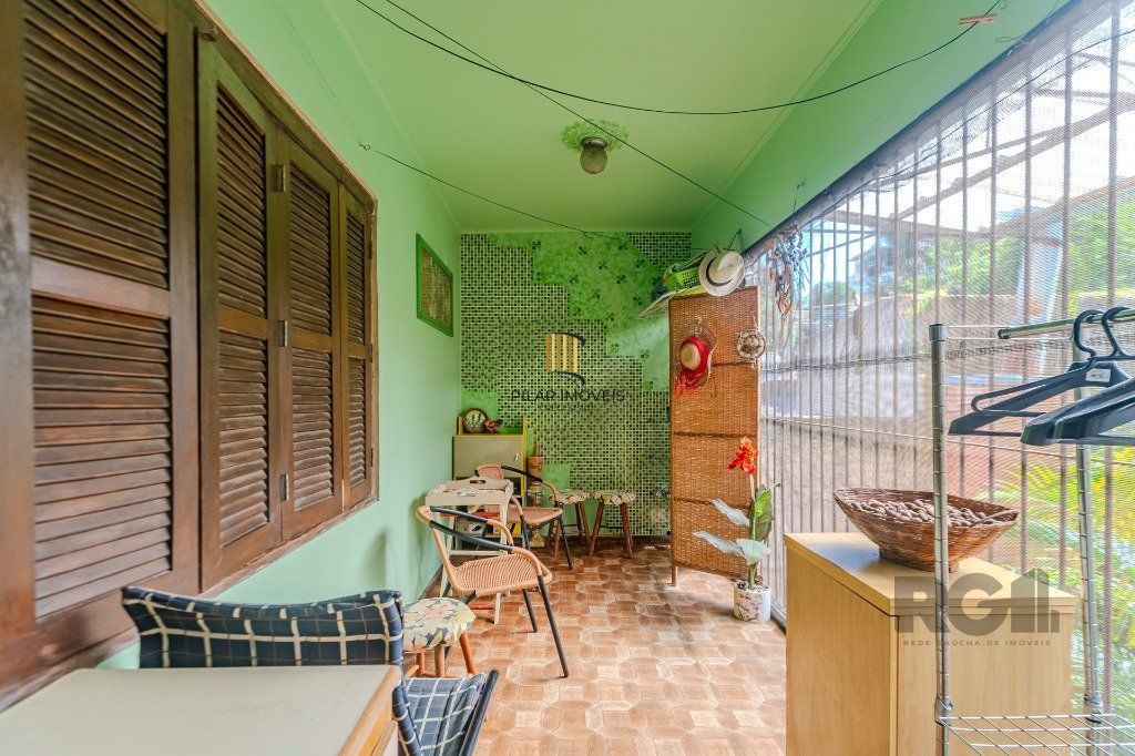 Prédio de 328m² - 4 dormitórios, 2 vagas no bairro Chácara das Pedras