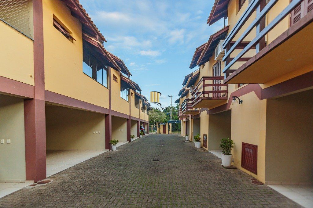 Casa 160m² - 3 dormitórios, 1 suíte, churrasqueira, terraço e 2 vagas de garagem no Guarujá