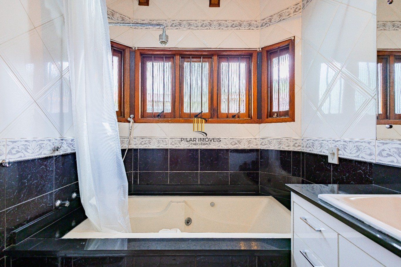 Casa de 4 dormitórios e 208m² à venda no Bairro Jardim Botânico, Porto Alegre.