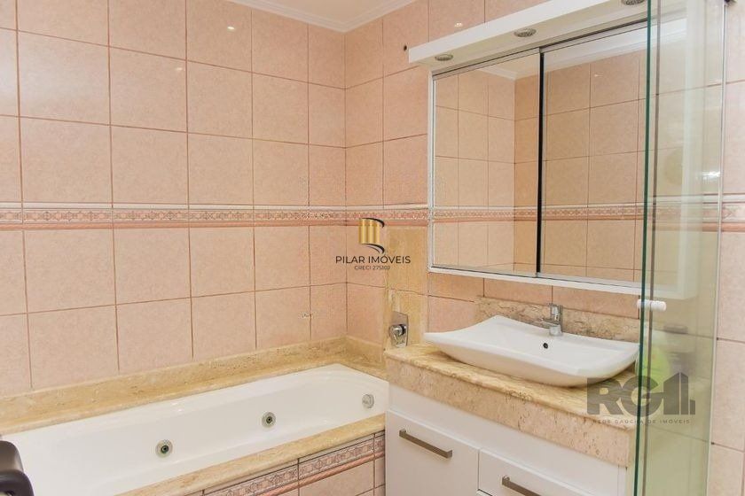 Casa de 197m² - 5 dormitórios, 3 vagas no bairro Rubem Berta