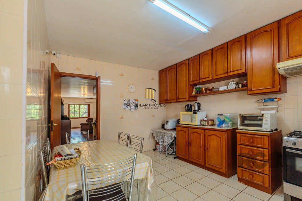 Casa 253m², 3 suítes, pátio, churrasqueira e vaga de garagem para 4 carros no bairro Nonoai