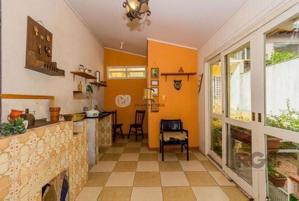 São duas casas no mesmo pátio, com 308,22m² de área construída. Próxima a Av. Teresópolis.