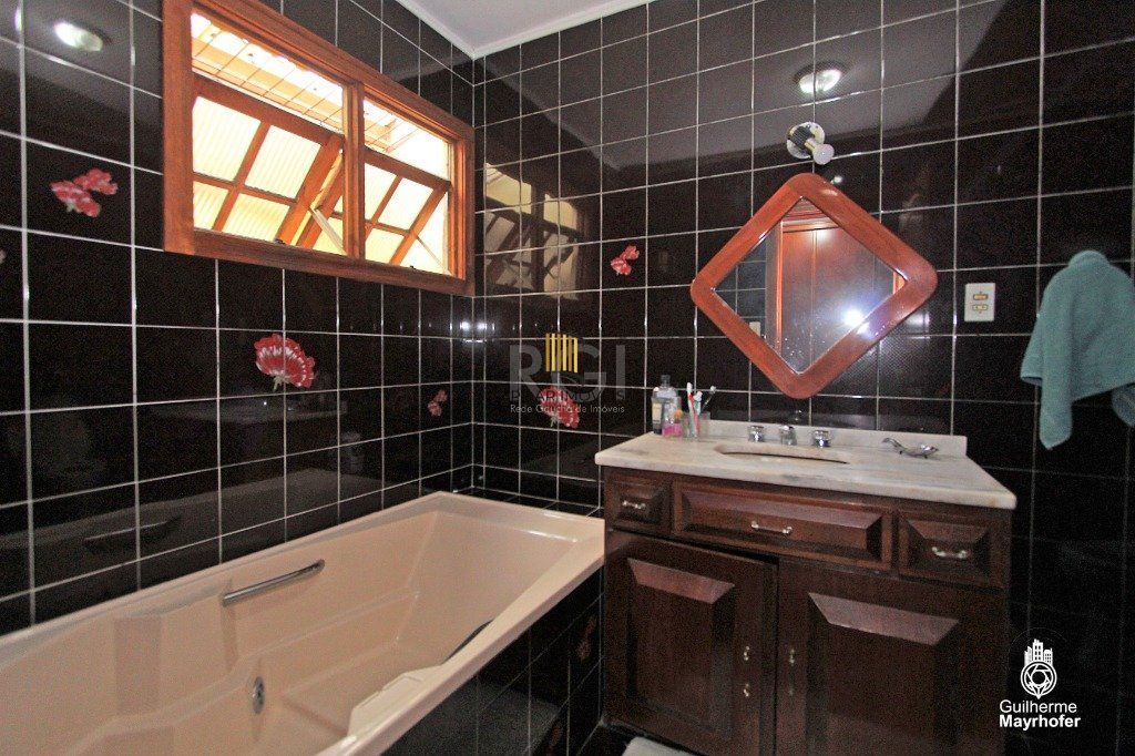 Casa para Venda - 326m², 3 dormitórios, sendo 3 suites, 4 vagas - Glória