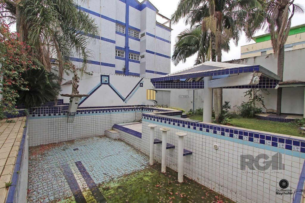 Casa com 5 suítes, 7 banheiros, 4 vagas no bairro Partenon