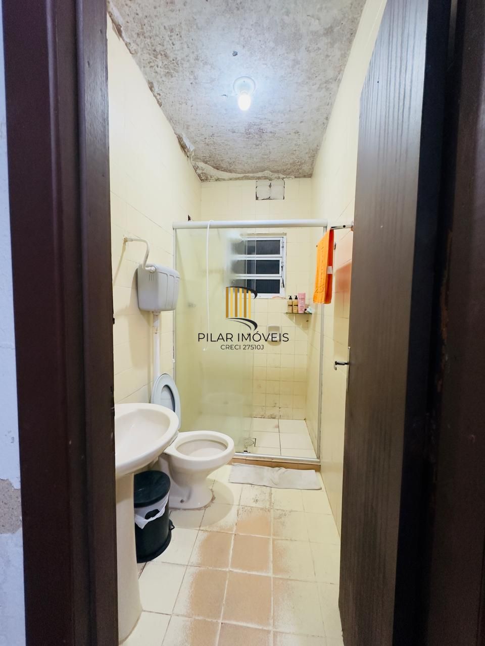 EXCELENTE OPORTUNIDADE DE NEGÓCIO, para Locar ou Morar com a Família. Terreno de 11,00 x 17,60 Com 01 sobrado de 3 dormitório... E outra em madeira 2 dormitórios.