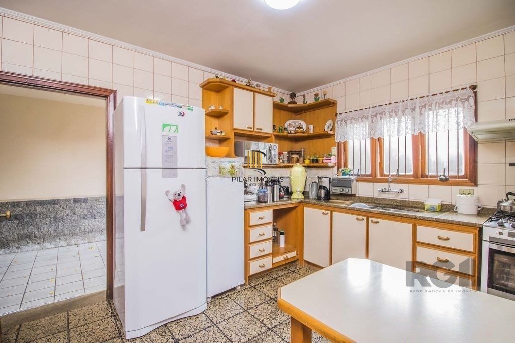 Casa de 329m² - 4 dormitórios, 1 suíte, 6 vagas no bairro Vila Jardim