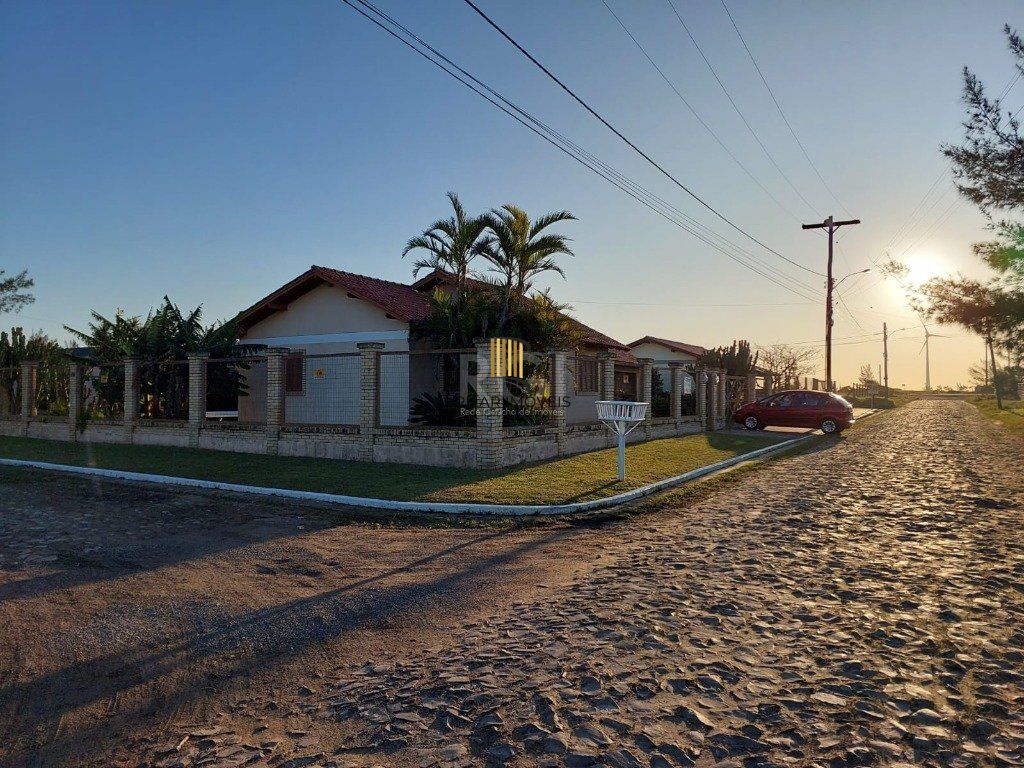 Casa para Venda - 160m², 3 dormitórios, sendo 1 suites, 4 vagas - Tramandaí