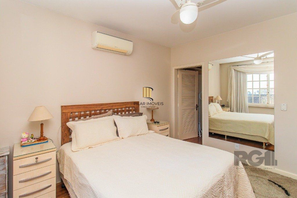 Casa com 4 dormitórios, 3 vagas no bairro Santo Antônio