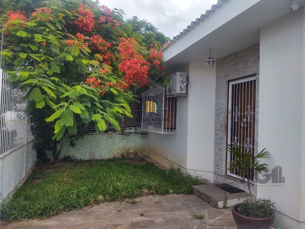 Casa de 2 dormitórios no bairro Passo das Pedras