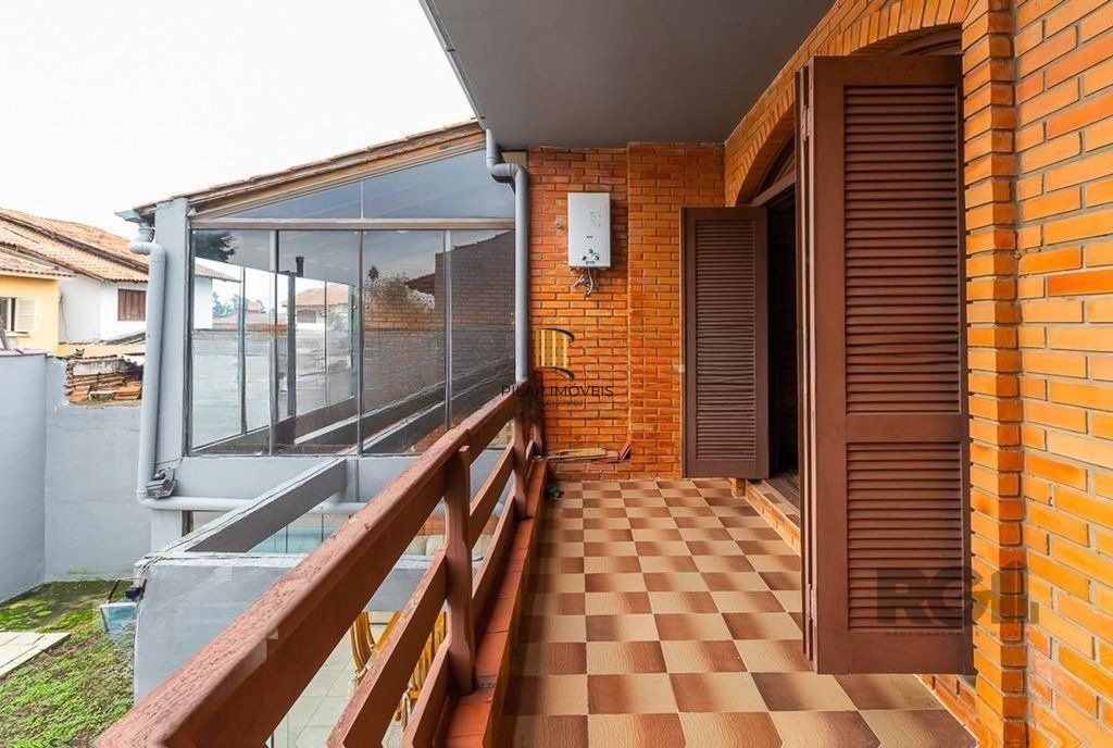 Casa de 245m² com 5 dormitórios no bairro Sarandi