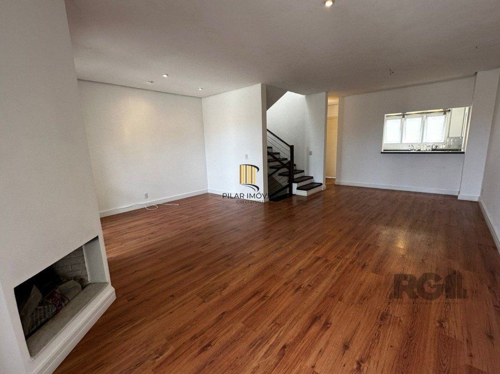 Casa em condomínio com 245m² - 3 dormitórios, 2 vagas no bairro Pedra Redonda