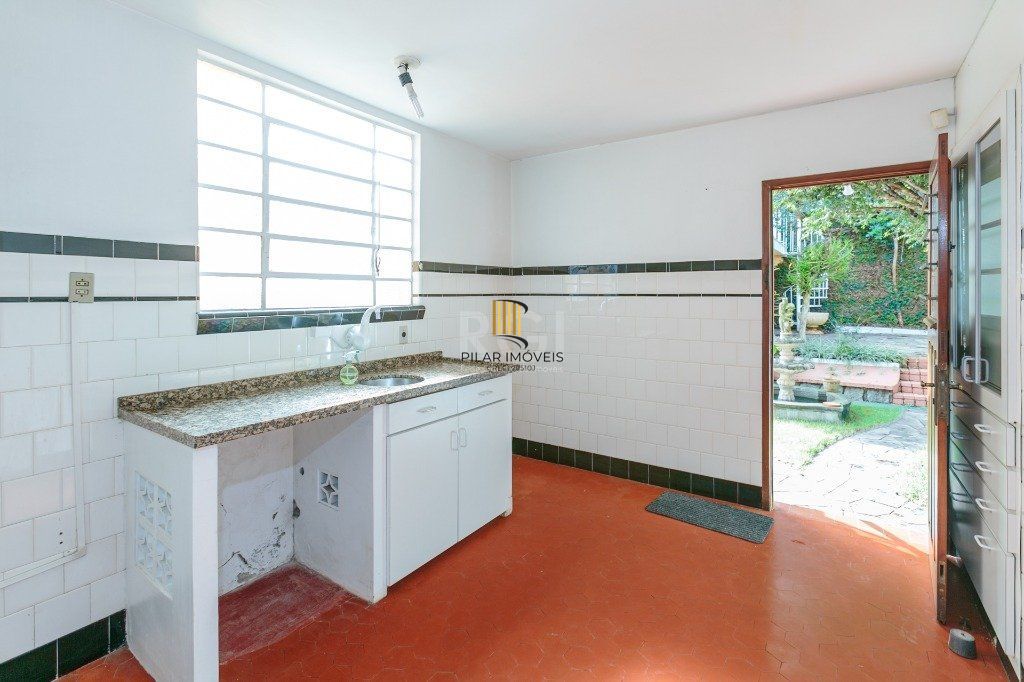 Casa 3 dormitórios com uma 1 suite, 2 banheiros, terraço, bem iluminada. Próxima ao Shopping Boubon Teresópilis