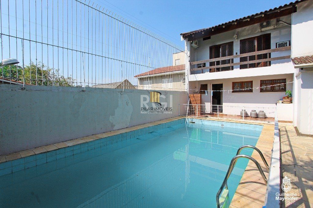 Casa para Venda - 326m², 3 dormitórios, sendo 3 suites, 4 vagas - Glória