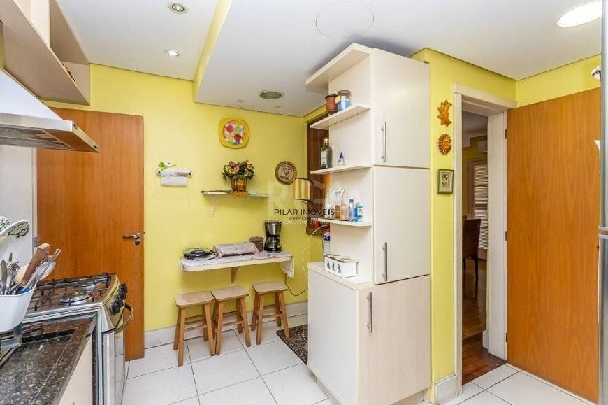 Apartamento 148m² - semi mobiliado, 2 dormitórios, 1 suíte e 1 vaga de garagem no bairro Bom Fim