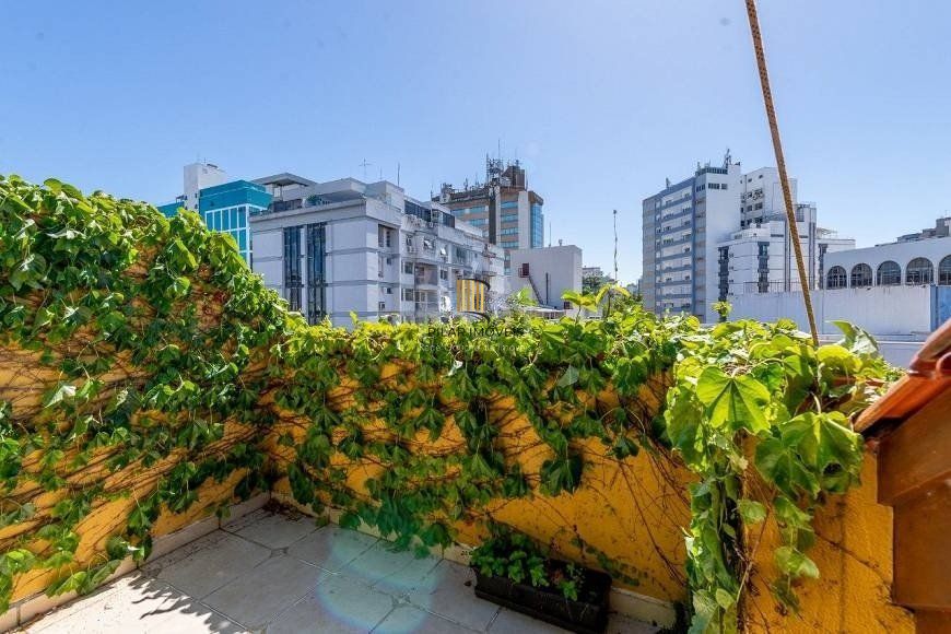 Apartamento 94m² - semi mobiliado, 2 dormitórios, 1 suíte, terraço e 2 vagas de garagem no Moinhos de Vento