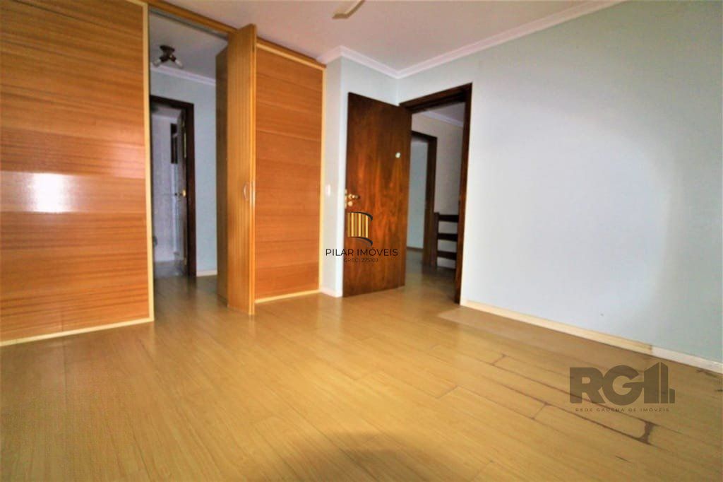 Casa em condomínio 111m² - 3 dormitórios sendo 1 suíte e 4 vagas no bairro Espirito Santo