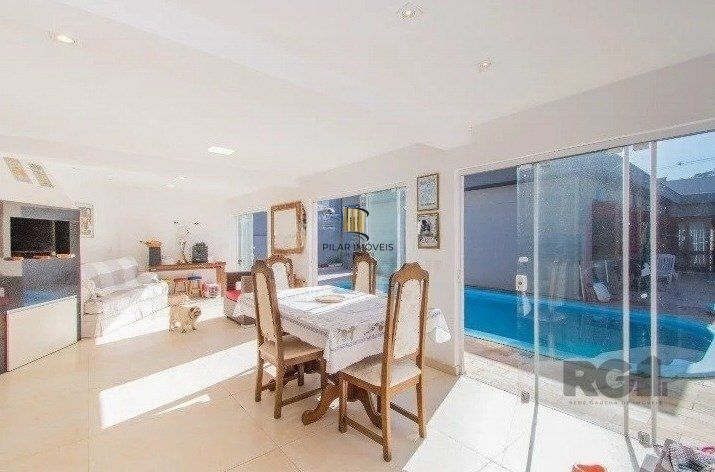 Casa 221m² - 3 dormitórios, 1 suíte, 4 vagas de garagem no bairro Vila Assunção