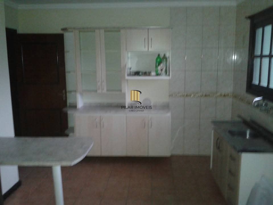 Casa de 3 dormitórios com piscina no bairro Teresópolis.