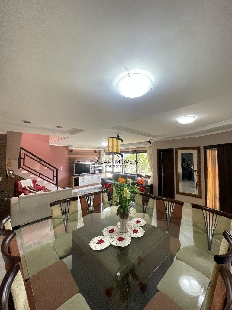 Casa para Venda - 240m², 4 dormitórios, sendo 2 suites, 3 vagas - Centro