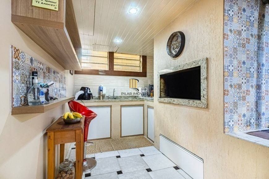 Excelente casa de 264m² com 4 dormitórios no bairro Menino Deus