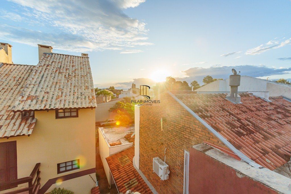 Casa 160m² - 3 dormitórios, 1 suíte, churrasqueira, terraço e 2 vagas de garagem no Guarujá