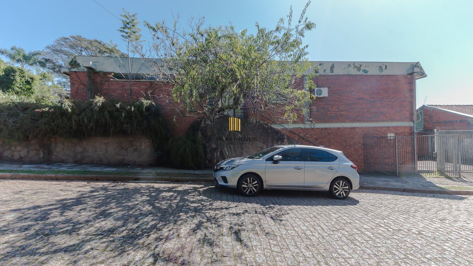 Casa com 3 dormitórios com 279.5m², no bairro Três Figueiras