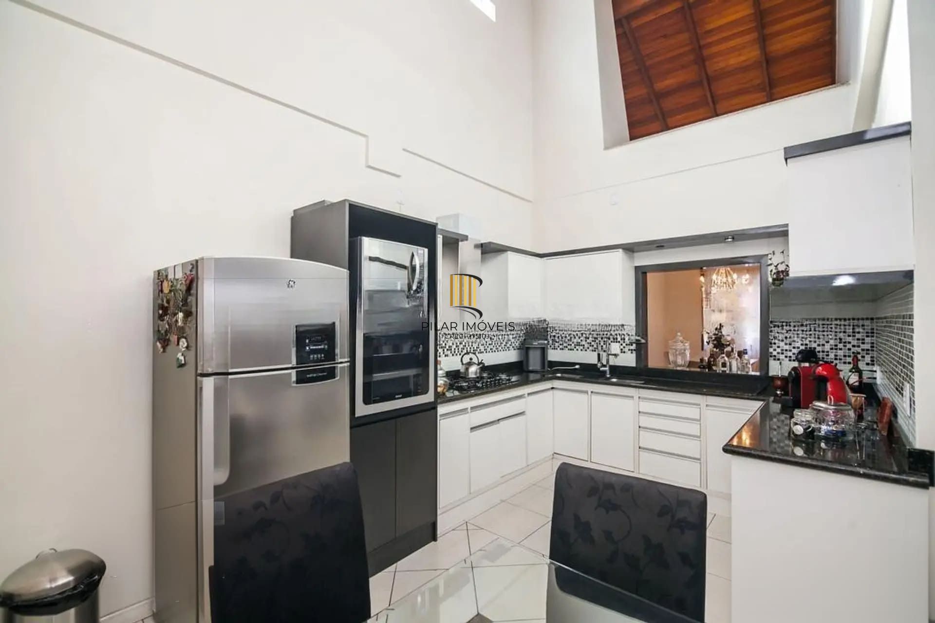 Casa de 4 dormitórios à venda no Bairro Rubem Berta, Porto Alegre.