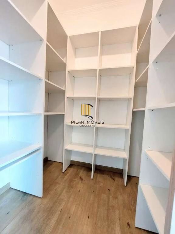 Casa à venda na Hípica, 3 dormitórios, suíte com closet, sótão com churrasqueira e terraço, condomínio fechado com lazer