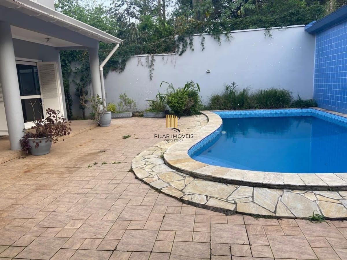 Casa com 5 dormitórios à venda em Parque Santa Fé, Porto Alegre.