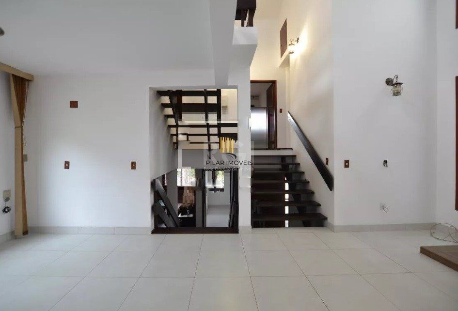 Casa para Venda - 267m², 4 dormitórios, sendo 1 suites, 2 vagas - Tristeza