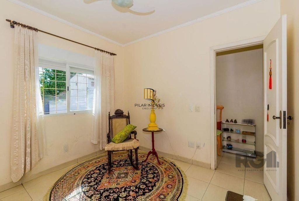 São duas casas no mesmo pátio, com 308,22m² de área construída. Próxima a Av. Teresópolis.