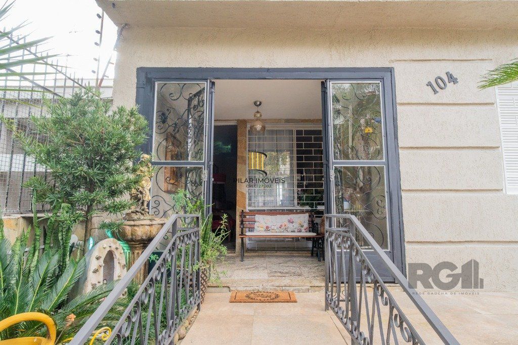 Casa 3 dormitórios no bairro Medianeira