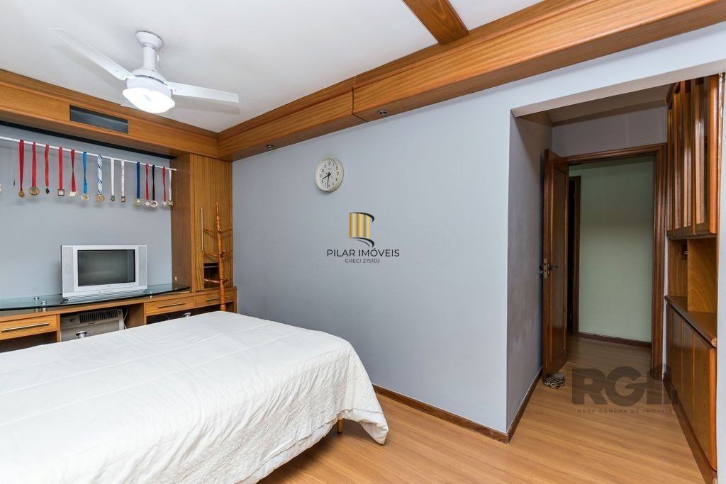 Casa 381m² - 5 dormitórios, 1 suíte, piscina e 6 vagas no bairro São Sebastião