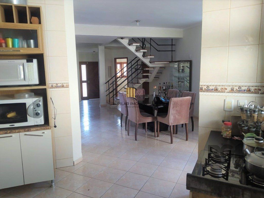 Casa 234m² - 3 dormitórios, 1 suíte e vaga para 6 carros no Jardim São Pedro