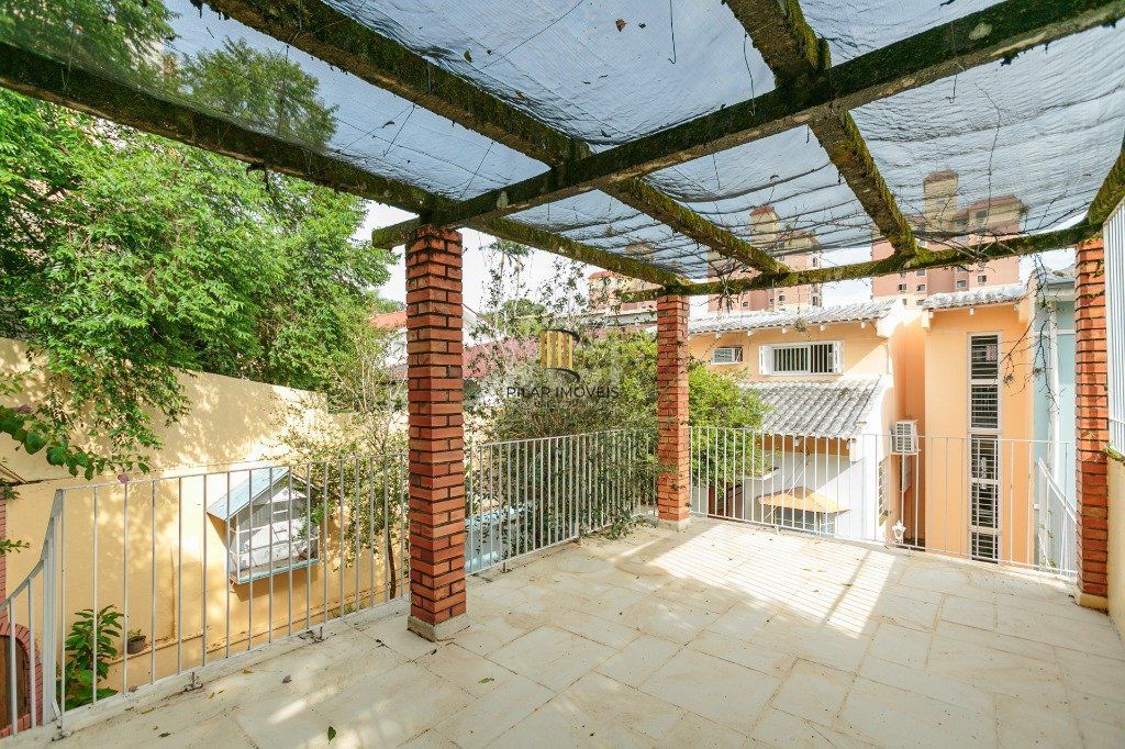 Casa 3 dormitórios com uma 1 suite, 2 banheiros, terraço, bem iluminada. Próxima ao Shopping Boubon Teresópilis