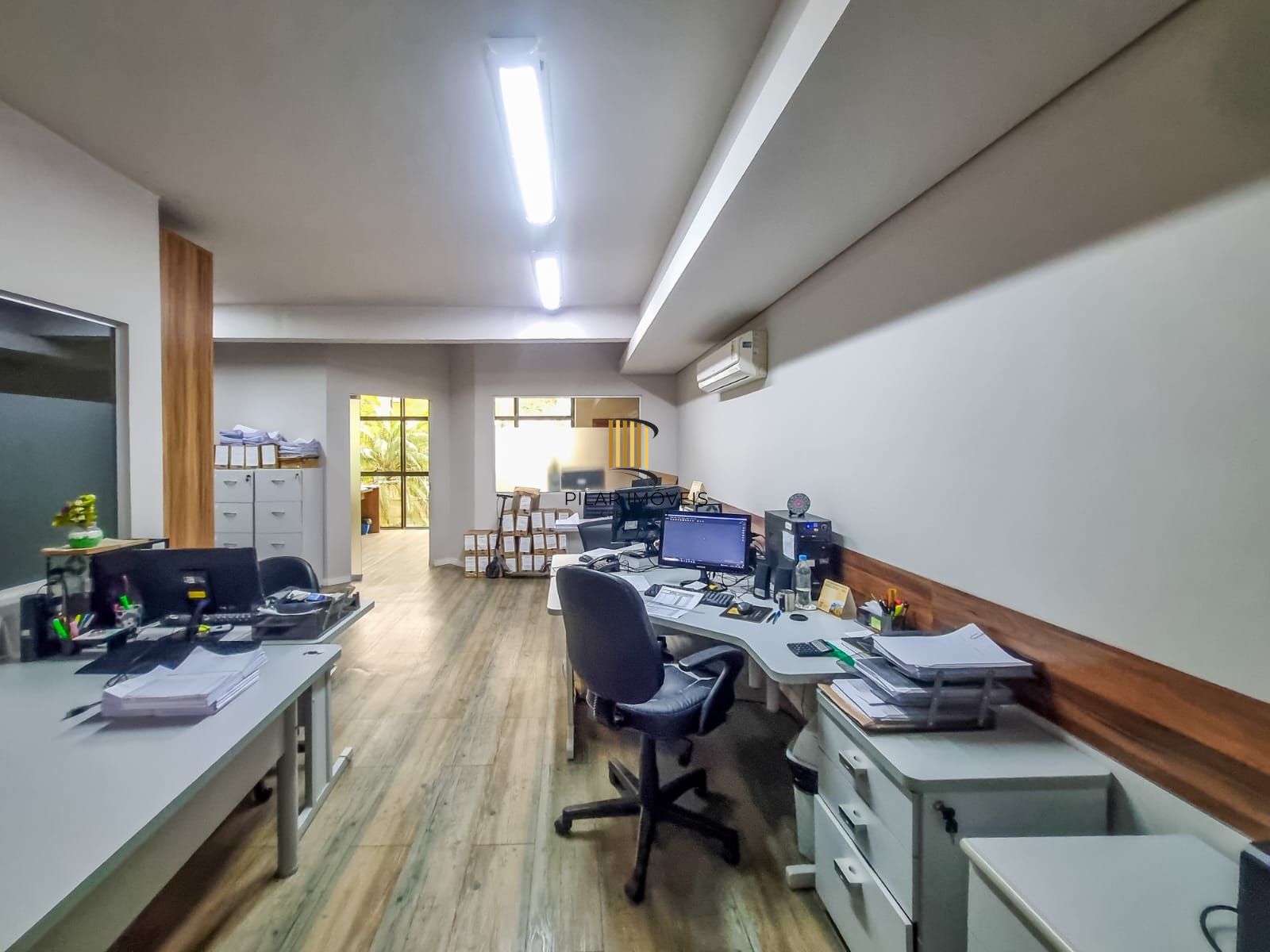 Sala locada com vaga no Menino Deus, a 200 m do Praia de Belas