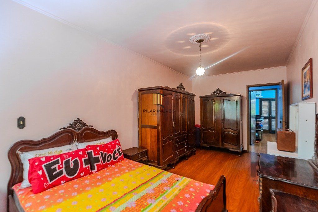 Prédio de 328m² - 4 dormitórios, 2 vagas no bairro Chácara das Pedras