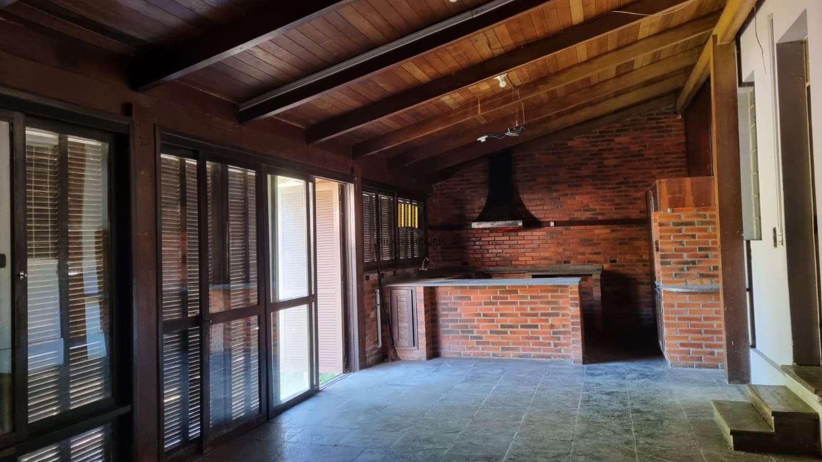 Casa com boa área de terreno no Teresópolis