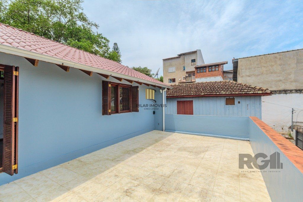 Casa 253m², 3 suítes, pátio, churrasqueira e vaga de garagem para 4 carros no bairro Nonoai