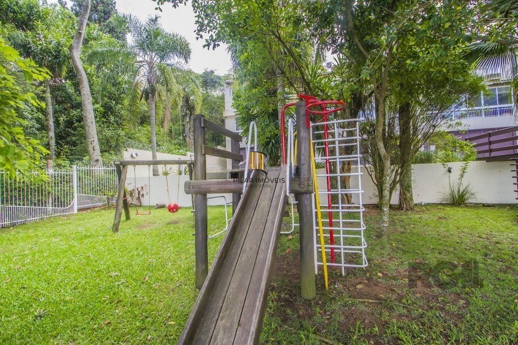 Casa em condomínio com 245m² - 3 dormitórios, 2 vagas no bairro Pedra Redonda