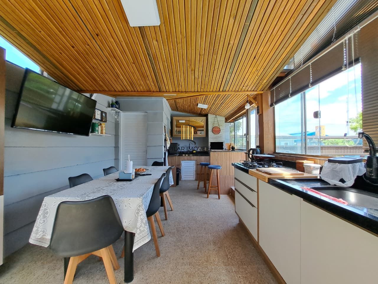 Casa com 04 dormitórios e piscina na praia de Imbé/ RS.