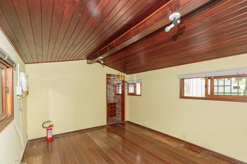 Casa 3 dormitórios com uma 1 suite, 2 banheiros, terraço, bem iluminada. Próxima ao Shopping Boubon Teresópilis