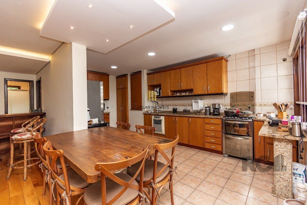 Casa de 484m², 4 dormitórios, 8 vagas no bairro Chácara das Pedras!