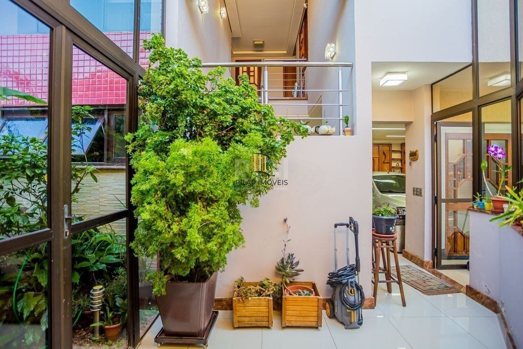 Belíssima casa de 375m² e 04 dormitórios sendo 01 suíte.