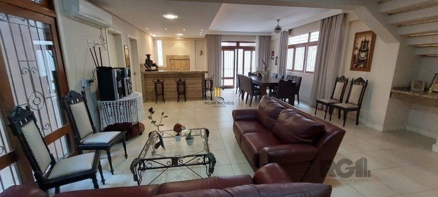 Excelente casa de 465m² com 3 dormitórios e 5 vagas de garagem.