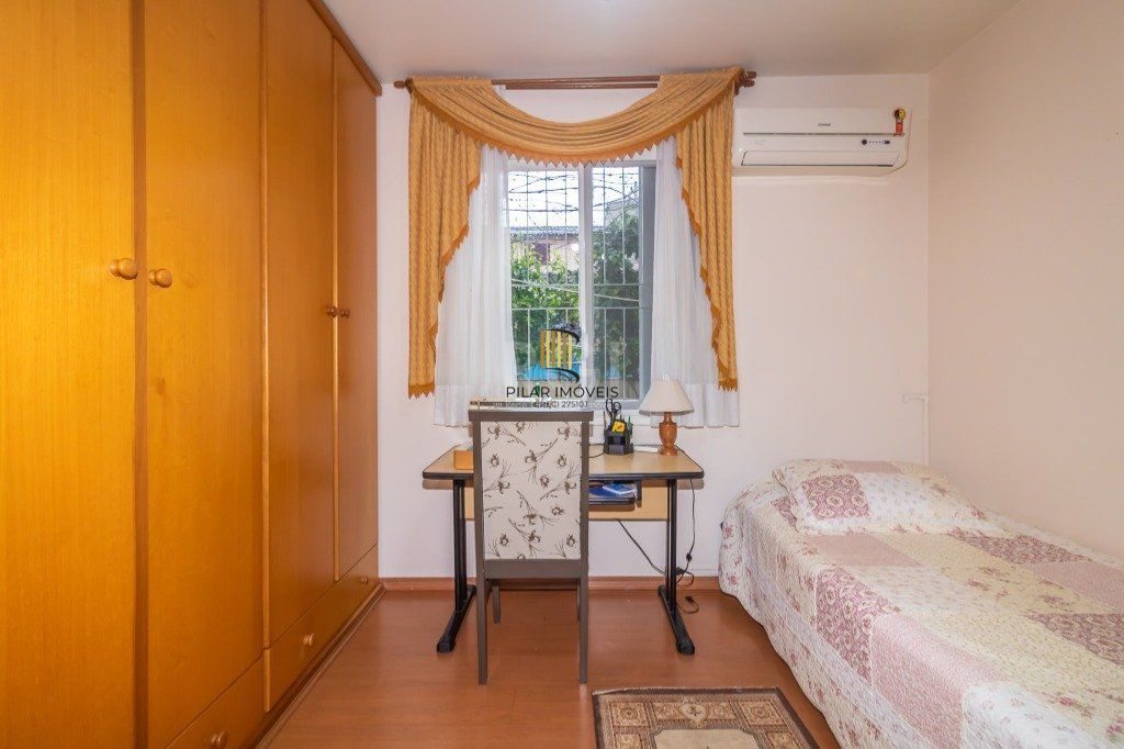 Casa de 289m² - 3 dormitórios, 1 suíte, 4 salas, churrasqueira, pátio e 4 vagas de garagem no bairro Partenon